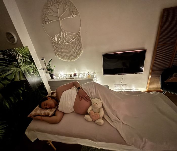 Usměvavý portrét Marie Ančerlové, masérky v Praze
