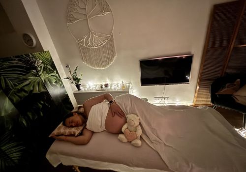 Pohled na masážní lehátko a vybavení domácího masážního studia Marie Ančerlové.