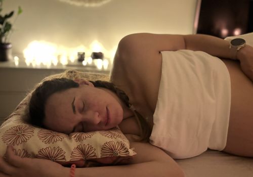 Marie Ančerlová při masáži klienta v domácím studiu – útulné prostředí, masážní lehátko.
